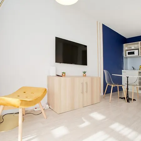 Apartment Grand Studio Avec Clim, Balcon Proche Gare *